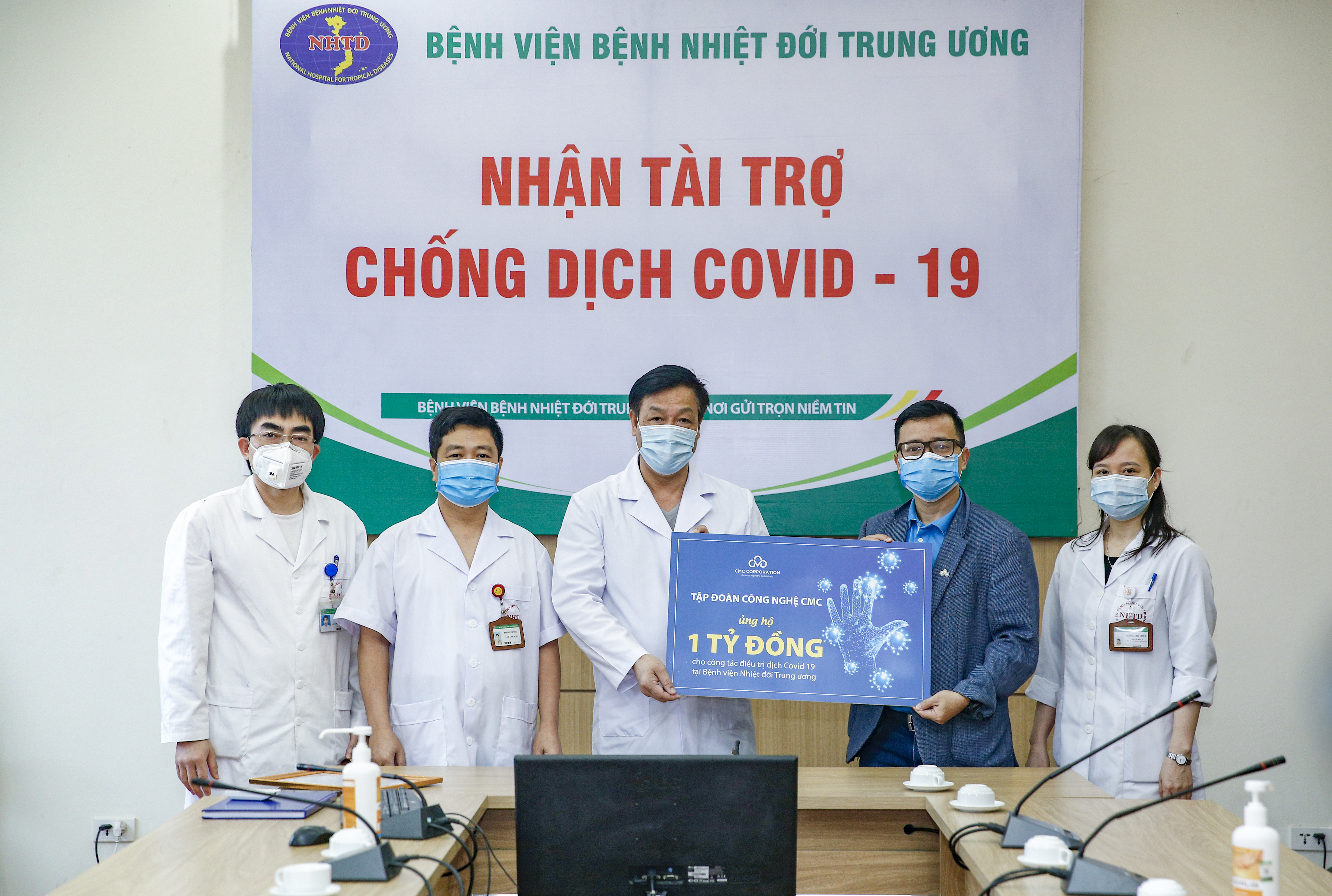 CMC Corporation donates 3 billion VND to 3 hospitals treating COVID-19